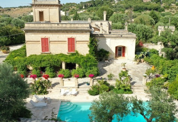 L’area esterna attrezzata della villa immersa nel rigoglioso giardino - Villa dei Glicini