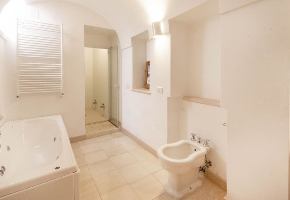 Bagno con doccia, vasca e bagno turco dell’appartamento grande - Villa dei Glicini