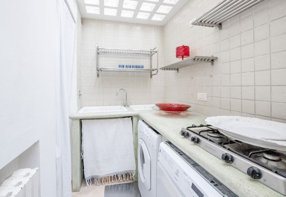 La cucina adiacente alla sala da pranzo nella casa principale – Villa dei Glicini
