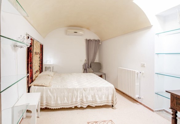 La prima camera matrimoniale nell’appartamento grande – Villa dei Glicini