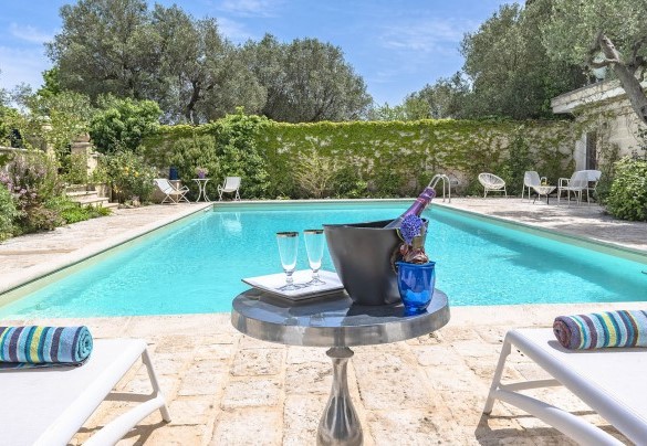 L’area piscina arredata con sdraio e lettini - Villa dei Glicini