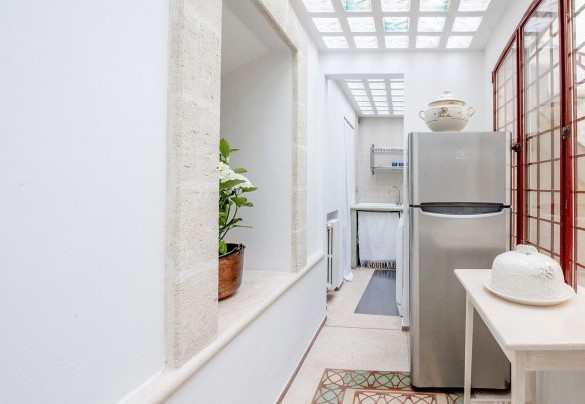 La cucina della casa principale è illuminata da grandi vetrate – Villa dei Glicini