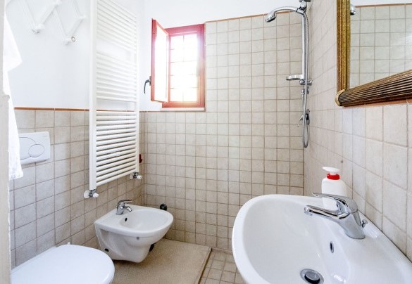 Bagno con doccia, adiacente alla cucina nella depandance - Villa dei Glicini