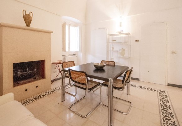 Zona pranzo con camino dell’appartamento medio - Villa dei Glicini
