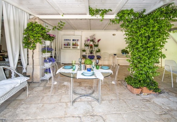 L’area pranzo ombreggiata dal grande pergolato, ideale per allegri pasti all’aperto – Villa dei Glicini
