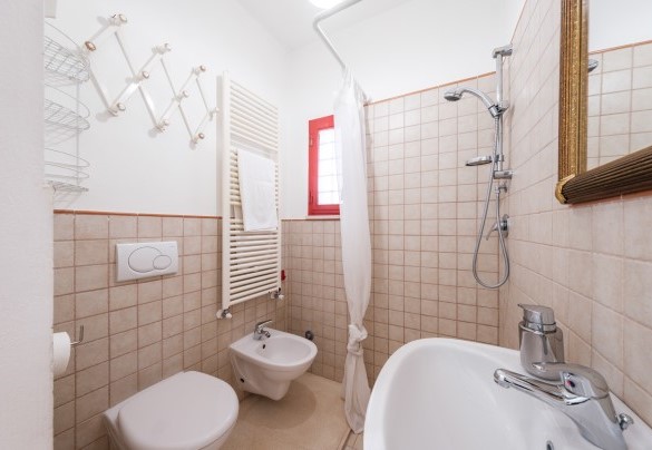 Il bagno ensuite con doccia n. 4 nell'annesso - Villa dei Glicini