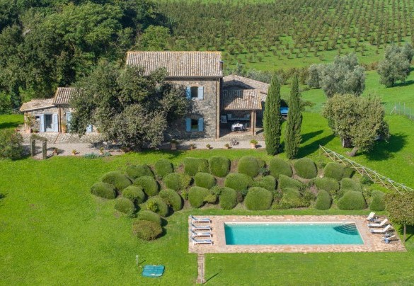The pool has 4 semi-circular basalt steps for access to the water - Villa dei Rosmarini