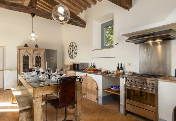 The kitchen connected to the entrance, bathroom n. 1 with shower and the laundry - Villa dei Rosmarini