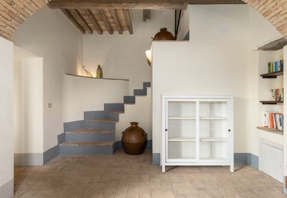 Entrance with staircase to the first floor, between the kitchen and the living room - Villa dei Rosmarini 