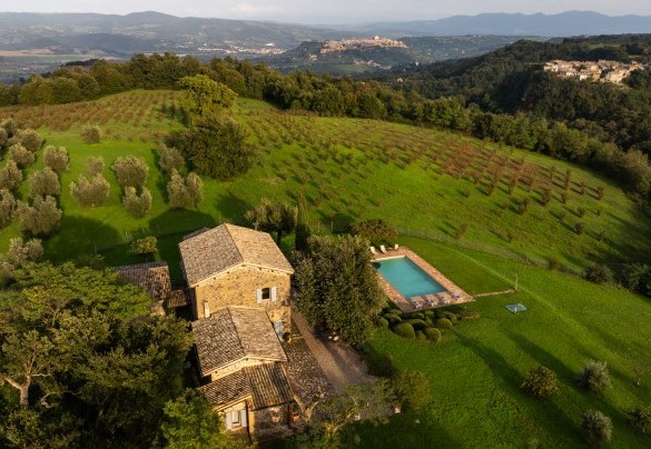 The property on the hill and Orvieto in the background - Villa dei Rosmarini