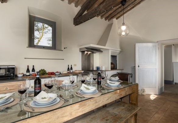 The kitchen connected to the entrance, bathroom n. 1 with shower and the laundry - Villa dei Rosmarini