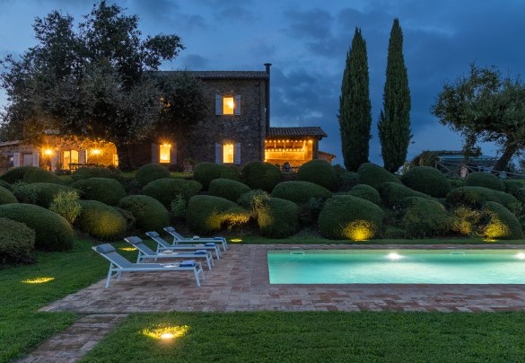 The pool is sanitized with chlorine, has an internal terracotta lining - Villa dei Rosmarini