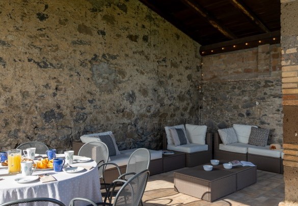 The porch with outdoor dining area and living area - Villa dei Rosmarini