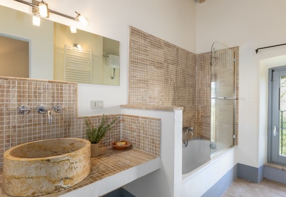 Bathroom n. 3 with tub serving bedrooms n.1, n.2, n.3 on the first floor - Villa dei Rosmarini