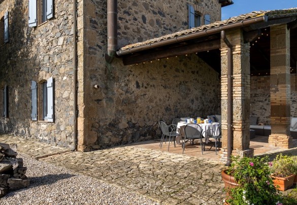 The porch at the back of the farmhouse with outdoor dining area and living area - Villa dei Rosmarini