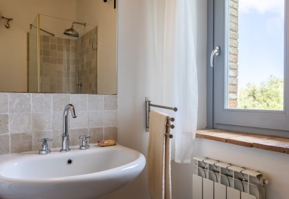 Bathroom n.4 with shower, en suite to bedroom n.4. ANNEX - Villa dei Rosmarini