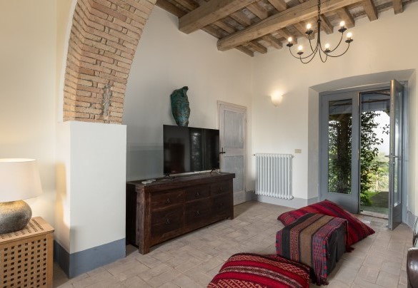 The living room with Smart TV next to the bathroom with shower n.2 - Villa dei Rosmarini