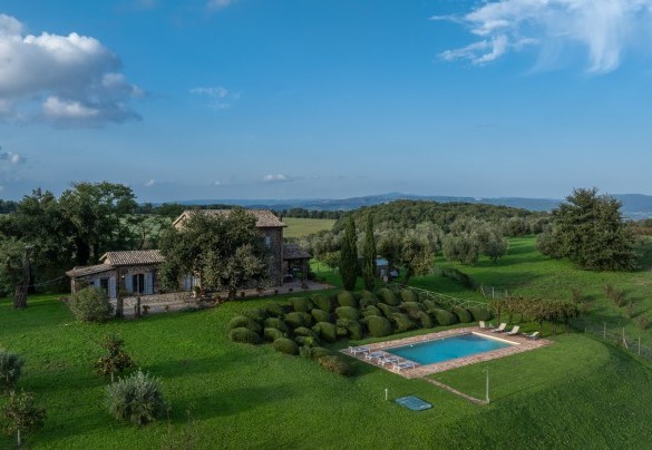 The pool can be reached either by going down 20 tuff steps with a fence or by crossing the lawn - Villa dei Rosmarini