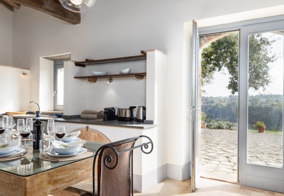 The kitchen with dining table and exit to the garden - Villa dei Rosmarini