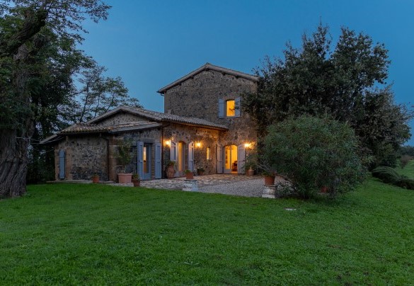 The villa lit up after dark - Villa dei Rosmarini