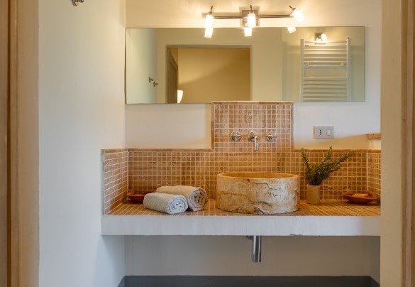 Bathroom n. 3 with tub serving bedrooms n.1, n.2, n.3 on the first floor - Villa dei Rosmarini