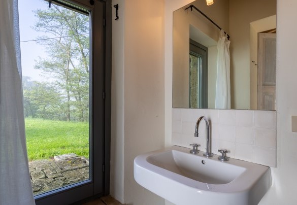 Bathroom n.1 with shower next to the kitchen - Villa dei Rosmarini