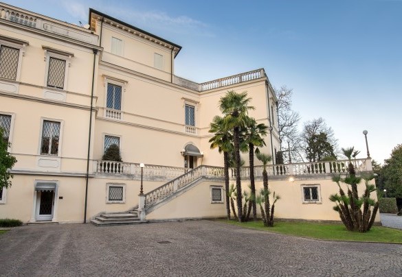 Uno scorcio della dimora storica con la scalinata per la terrazza	- Villa del Cavaliere Berico