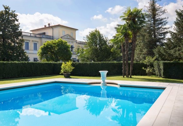 La piscina e la villa sullo sfondo - Villa del Cavaliere Berico
