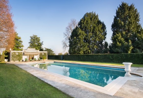L'area piscina recintata - Villa del Cavaliere Berico