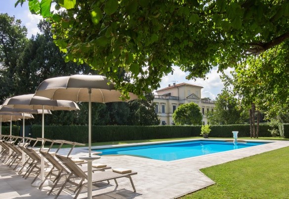 Il solarium con lettini ed ombrelloni - Villa del Cavaliere Berico