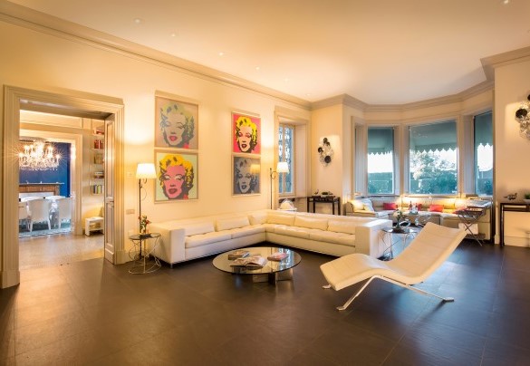 Salone arredato con un moderno sofà bianco - Villa del Cavaliere Berico