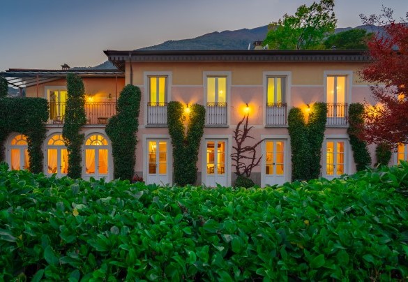  L'architettura aristocratica e il suo arredamento elegante creano un ambiente caldo e accogliente - Villa Alba del Lario