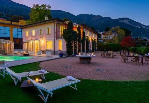  Il bordo e l’area solarium sono pavimentate e caratterizzate da zone prendisole con lettini, sedie da regista e ombrelloni - Villa Alba del Lario