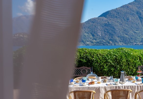  un’ampia sala da pranzo con splendida vista lago – Villa Alba del Lario