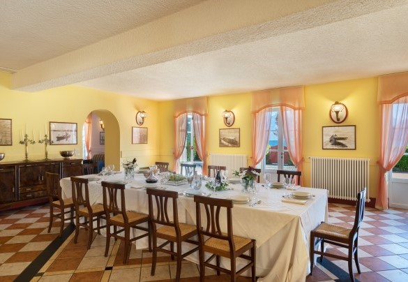 un’ampia sala da pranzo con splendida vista lago – Villa Alba del Lario