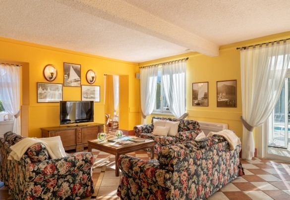 un luminoso soggiorno con splendida vista lago e accesso diretto alla Piscina – Villa Alba del Lario