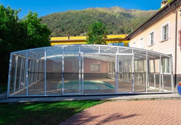 La piscina è dotata di una copertura ritraibile trasparente così da permettere una piacevole nuotata sotto il tepore del sole estivo o sotto il cielo stellato del Lago di Como - Villa Alba del Lario