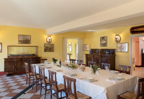 un’ampia sala da pranzo con splendida vista lago – Villa Alba del Lario