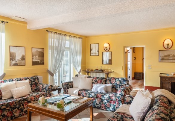 un luminoso soggiorno con splendida vista lago e accesso diretto alla Piscina – Villa Alba del Lario