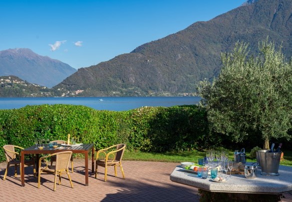  L'incantevole vista sul lago crea uno scenario idilliaco per cene romantiche sotto il cielo stellato o semplicemente per rilassarsi in giardino e ammirare i panorami - Villa Alba del Lario