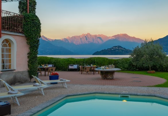 La piscina è dotata di una copertura ritraibile trasparente così da permettere una piacevole nuotata sotto il tepore del sole estivo o sotto il cielo stellato del Lago di Como - Villa Alba del Lario