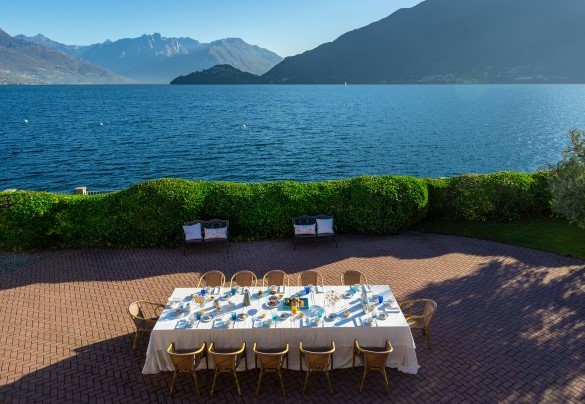  Il giardino termina a soli tre metri dalla riva del lago e da lì hanno accesso diretto ad una piccola spiaggia dove possono godersi una nuotata - Villa Alba del Lario