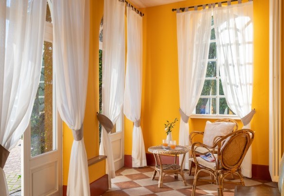 sala giochi attrezzata con un tavolo da ping pong, un divano e una varietà di giochi per bambini di tutte le età – Villa Alba del Lario