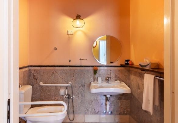 bagno di servizio al piano terra - Villa Alba del Lario