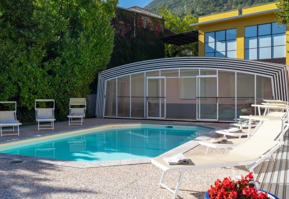 La piscina è dotata di una copertura ritraibile trasparente così da permettere una piacevole nuotata sotto il tepore del sole estivo o sotto il cielo stellato del Lago di Como - Villa Alba del Lario