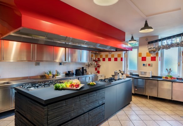 cucina professionale completamente attrezzata– Villa Alba del Lario