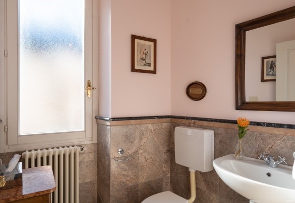 bagno di servizio al piano terra - Villa Alba del Lario
