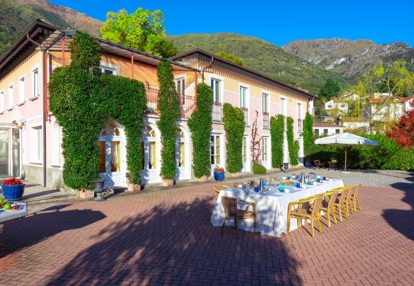  L'incantevole vista sul lago crea uno scenario idilliaco per cene romantiche sotto il cielo stellato o semplicemente per rilassarsi in giardino e ammirare i panorami - Villa Alba del Lario