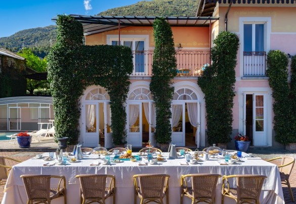  L'architettura aristocratica e il suo arredamento elegante creano un ambiente caldo e accogliente - Villa Alba del Lario