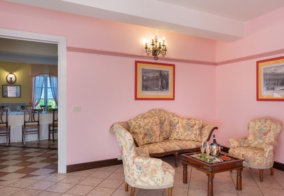 un luminoso soggiorno con splendida vista lago e accesso diretto alla Piscina – Villa Alba del Lario